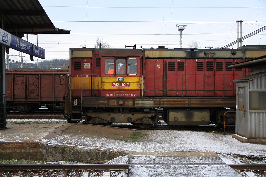 CDC 742 102-7 am 02.Dezember 2018 im Bahnhof Valasske Mezirici.