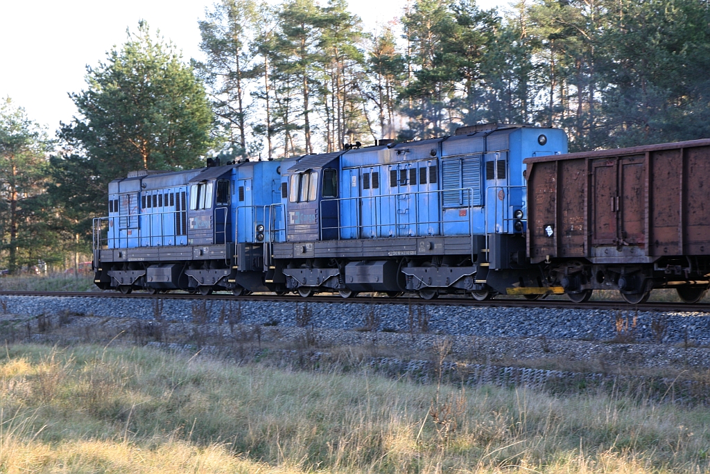 CDC 742 295-9 und 328-8 am 17.November 2018 vor dem Bahnhof Bori Les.