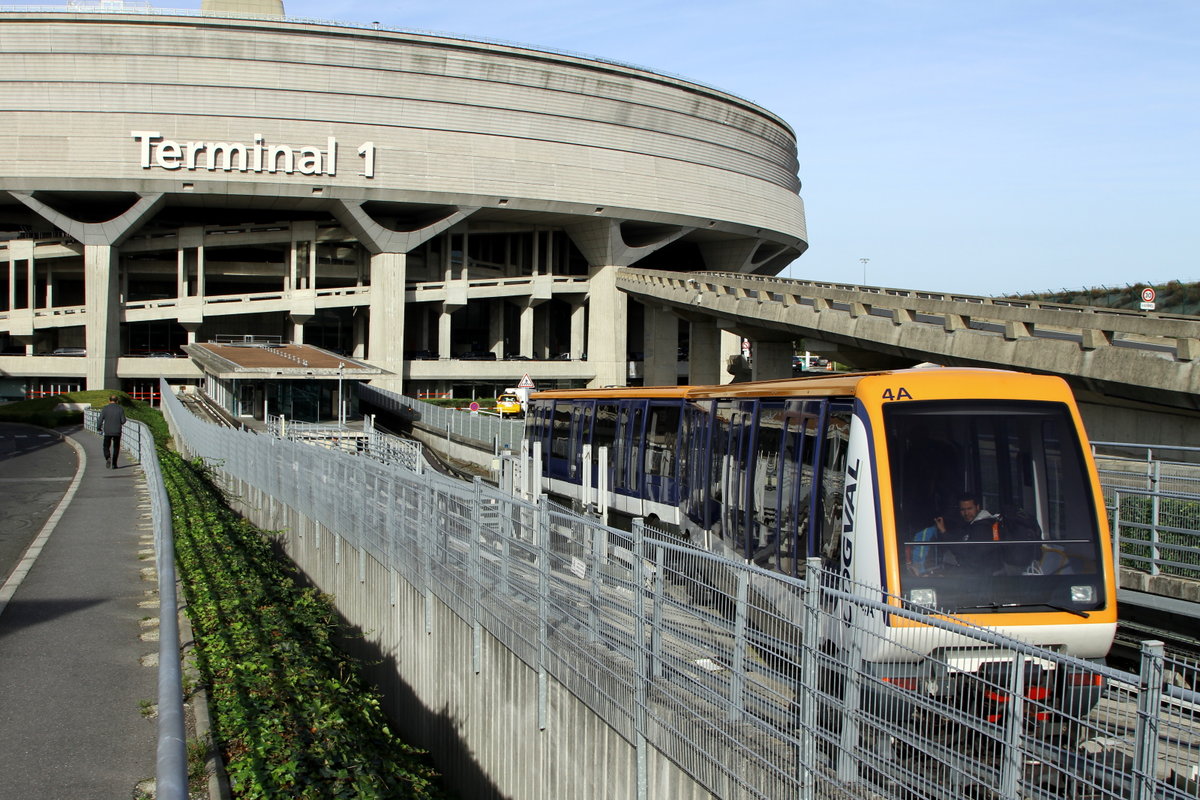 CDGVAL nennt sich der selbst fahrende Zug der Terminal 1, T3 und Terminal 2 verbindet. Dazwischen hält er noch am Personal Parkplatz und der Verwaltung. Am 1 November war schönes Wetter in CDG, und man konnte auch gut Flugzeuge spechten.