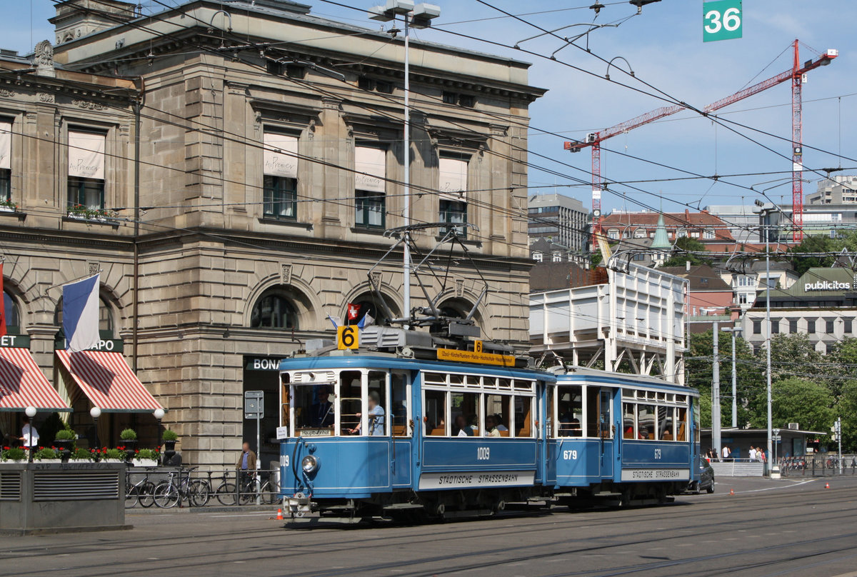 Ce 2/2 1009 + C 679 beim Bahnhofplatz am 08.05.2011.