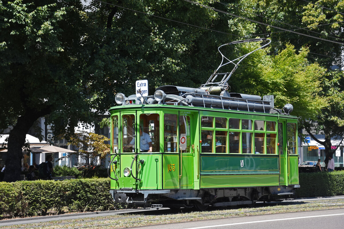 Ce 2/2 163 auf der Museumslinie 7, fährt zur Haltestelle am Bahnhof SBB. Die Aufnahme stammt vom 17.07.2022.