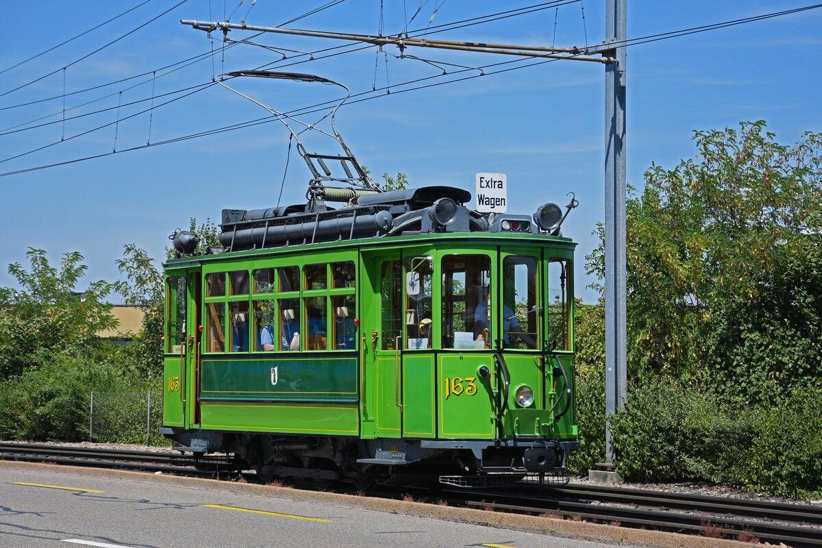 Ce 2/2 163 fährt am 17.07.2022 auf der Museumslinie zur Endstation beim Depot Dreispitz.