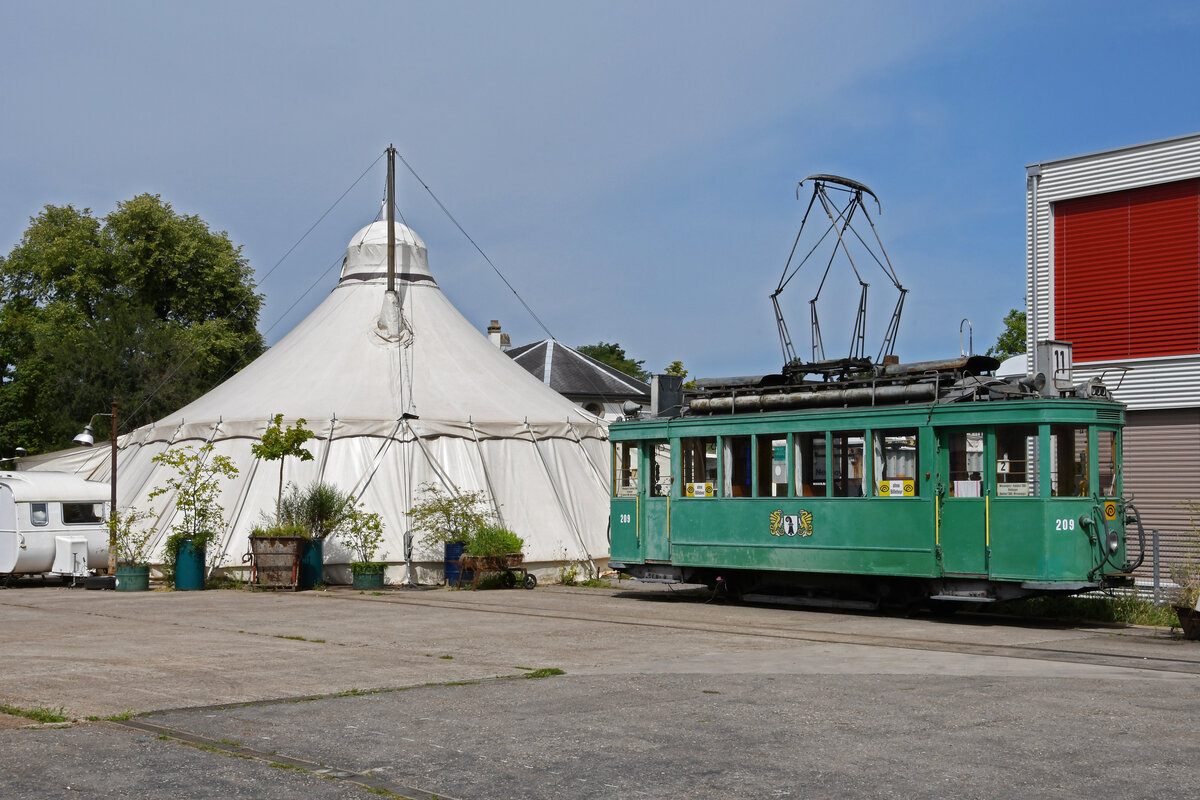 Ce 2/2 209  Zum Wacker  mit der Beschilderung der Linie 11, steht am 17.08.2023 auf dem Areal des Stadt Zirkus beim Depot Dreispitz.