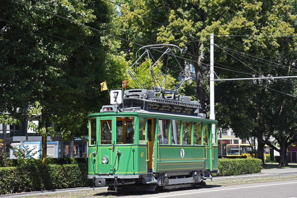Ce 2/2 47  Anggebliemli , auf der Museumslinie 7, fährt zur Haltestelle Aeschenplatz. Die Aufnahme stammt vom 17.07.2022.