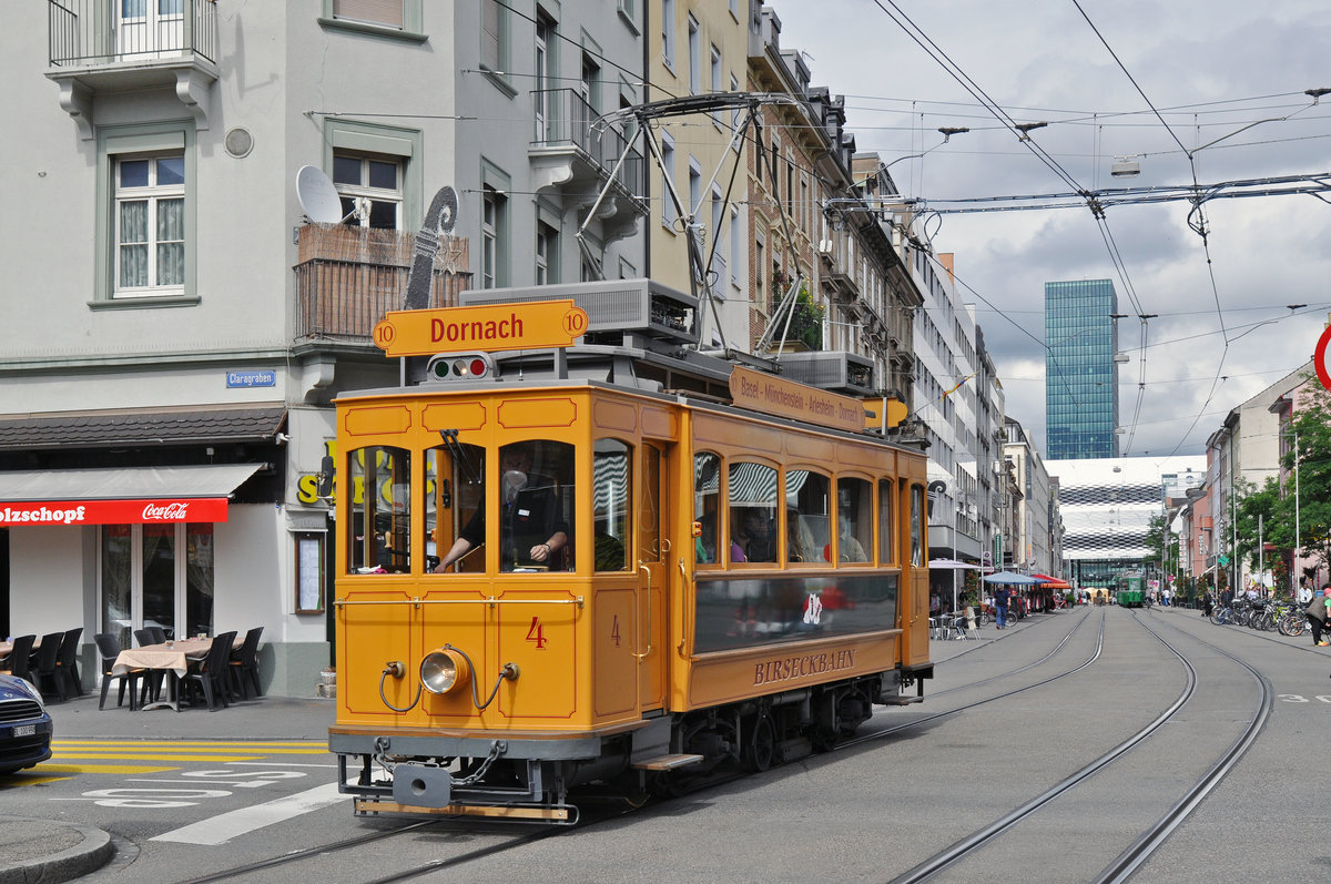 Ce 2/3 Nr. 4 fährt auf einer Extrafahrt zur Haltestelle Claraplatz. Die Aufnahme stammt vom 21.06.2016.