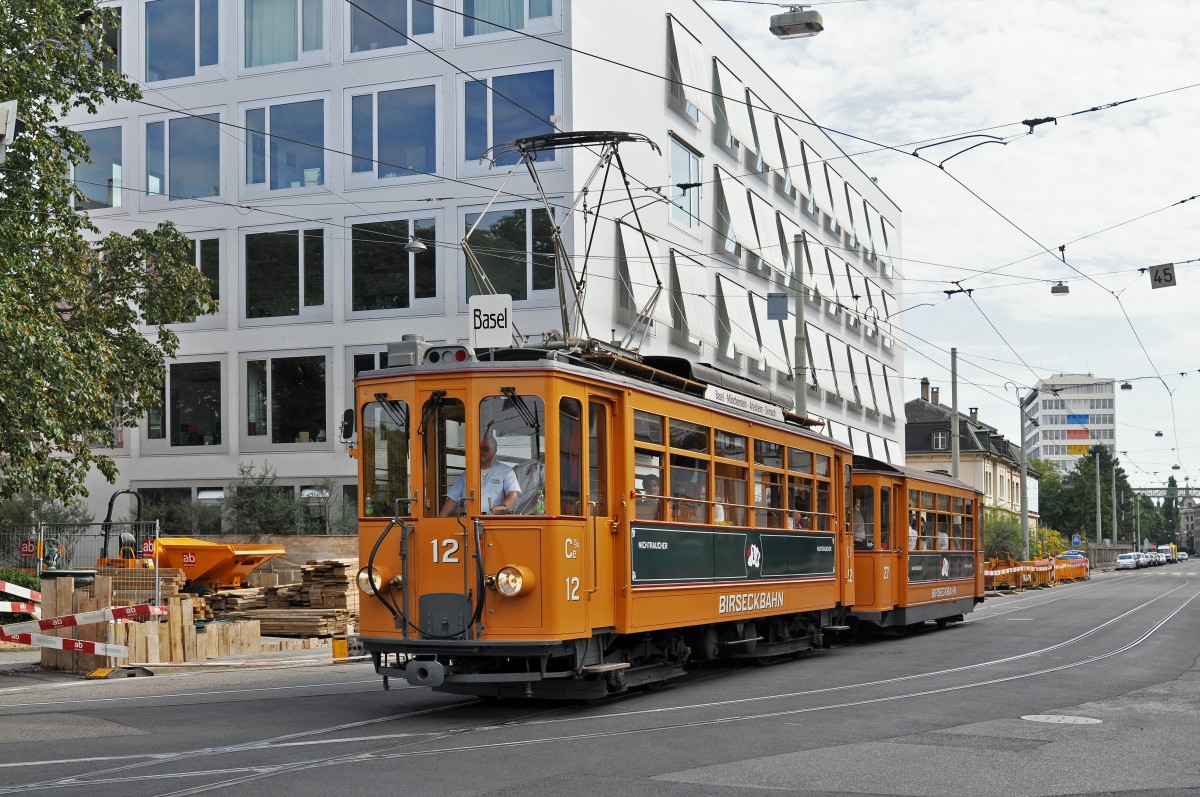 Ce 2/4 12 zusammen mit dem B2 27 auf einer Extrafahrt kurz vor der Haltestelle Wiesenplatz. Die Aufnahme stammt vom 08.08.2015.