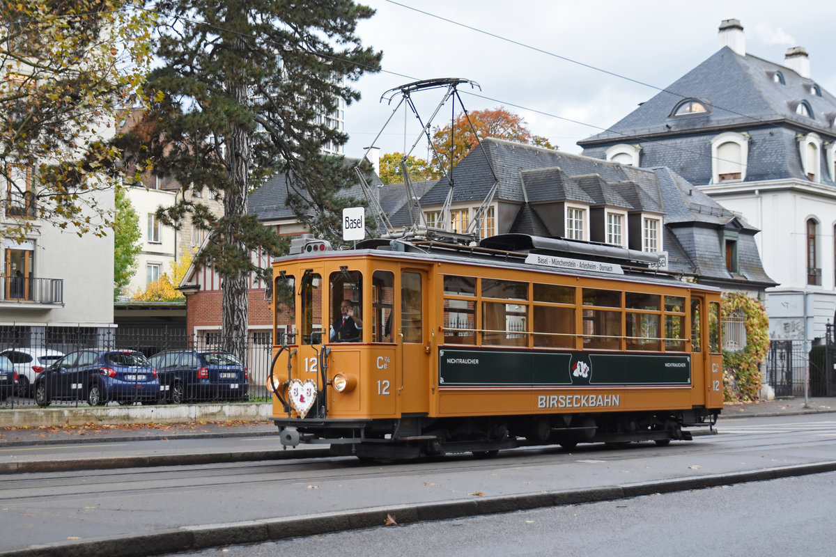 Ce 2/4 Nr. 12 fährt auf einer Extrafahrt bei der Haltestelle Denkmal ein. Die Aufnahme stammt vom 05.11.2019.