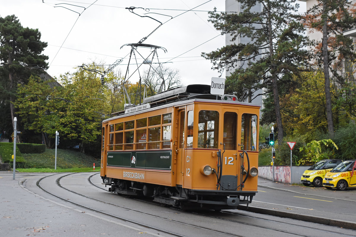 Ce 2/4 Nr. 12 wartet auf einer Extrafahrt an der Haltestelle Denkmal. Die Aufnahme stammt vom 05.11.2019.