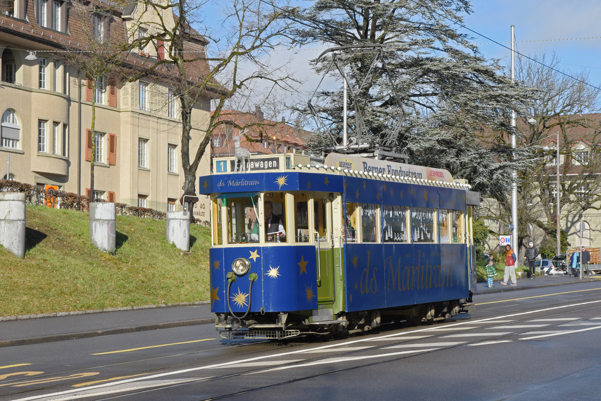 Ce 4/4 145 mit Baujahr 1935 fährt in der Adventszeit als Märlitram durch die Stadt Bern. Hier fährt das Märlitram Richtung Kornhausbrücke. Die Aufnahme stammt vom 21.12.2019. 