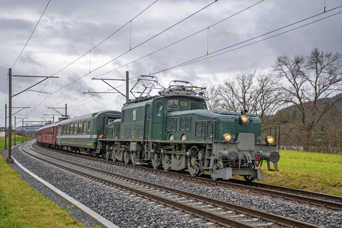 Ce 6/8''' 14305 auf dem Weg nach Wettingen, aufgenommen kurz vor Schinznach Bad am 04.12.2021. Beste Grüsse zurück in die Lok und danke für den Gruss.