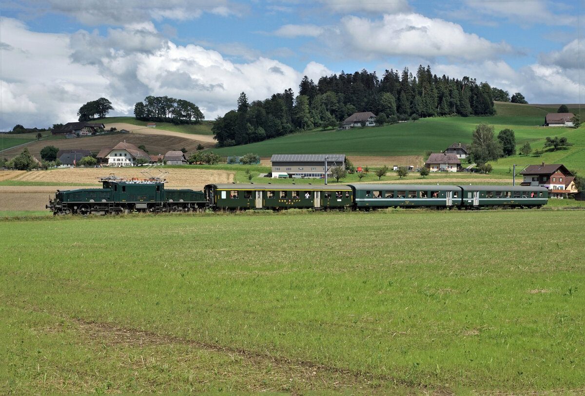 Ce 6/8 14305 mit dem Extrazug 1. Klasse auf der Rückreise bei Rohrbach am 8. August 2021.
Foto: Walter Ruetsch