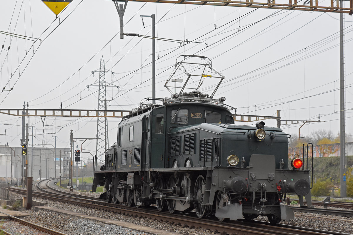 Ce 6/8 III 14305  Krokodil  von SBB Historic, durchfährt bei sehr schlechtem Wetter solo den Bahnhof Pratteln. Die Aufnahme stammt vom 23.11.2019.