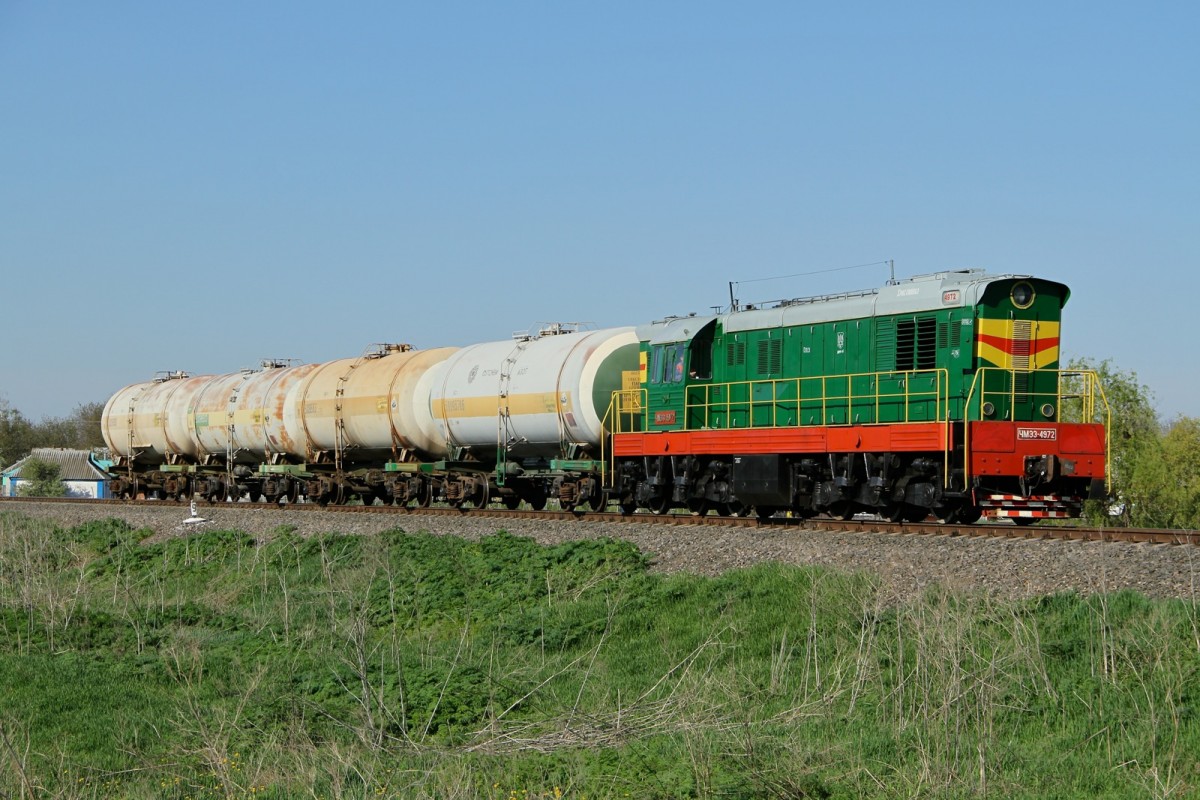 CEM33-4972 mit einigen Kesselwagen Richtung Smila am 4 Mai 2015 in Spola Ukraine.