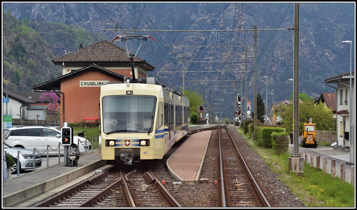 Centovalli Express D54 mit ABe 4/8 45 wartet in Cavigliano die Zugskreuzung mit Dir.69 ab. (10.04.2019)
