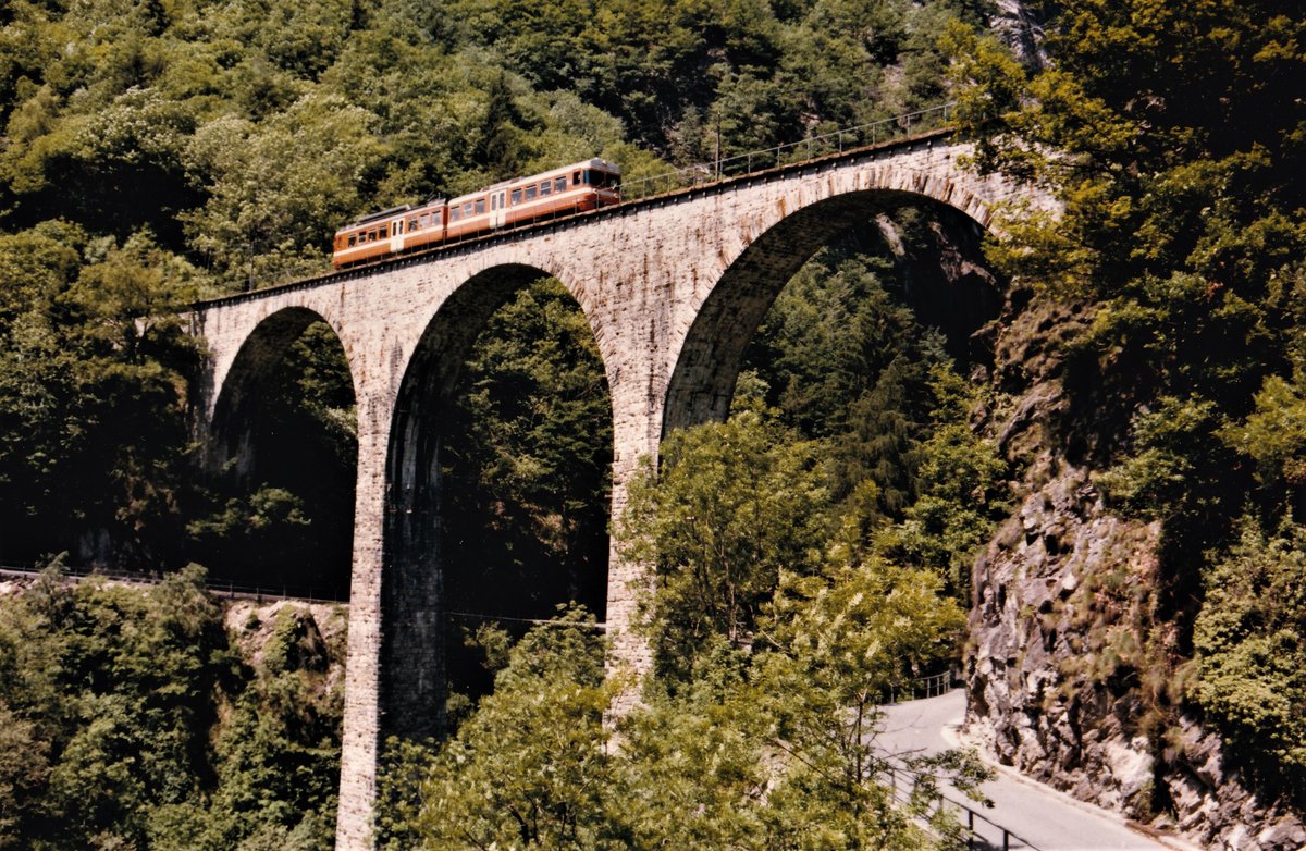 CENTOVALLIBAHN/FART.
Die Be 4/8 Triebzüge  MANDARINLI  von SIG BBC waren auch im Centovalli bei den Fahrgästen sehr beliebt. Die verkürzten Be 4/8 41 und Be 4/8 42 wurden an die FART geliefert für die Strecke Locarno-Camedo und später von der FLP erworben. 
Im Juni 1986 wurde einer dieser beiden orangen Triebzüge auf dem imposanten Viadukt von Corapolo verewigt.
Foto: Walter Ruetsch