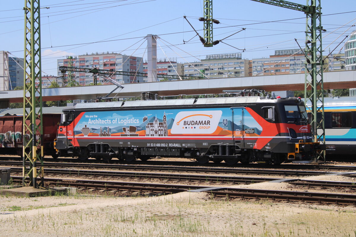 Central Railways for Budamar Group 480 092 “Artchitects of Logistics” (91 52 0 480 092-2 RO-RAILL) mit H� Cargo Eaos-z Wagen, am 01.08.2026 in Budapest-Kelenf�ld.
