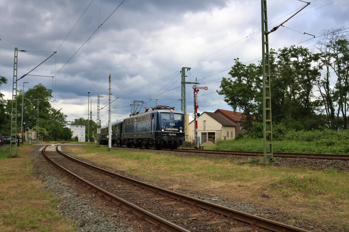 Centralbahn 110 278-9 mit Sonderzug in Hanau Rauschwald von einen Gehweg aus fotografiert am 15.06.19