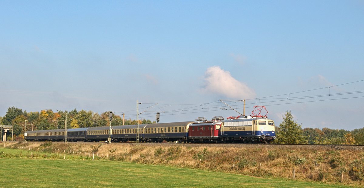 Centralbahn 110 283 mit der als Wagenlok eingereihten 10019 und Centralbahn-Sonderzug in Richtung Osnabrück durch Hüde am 23.10.16.