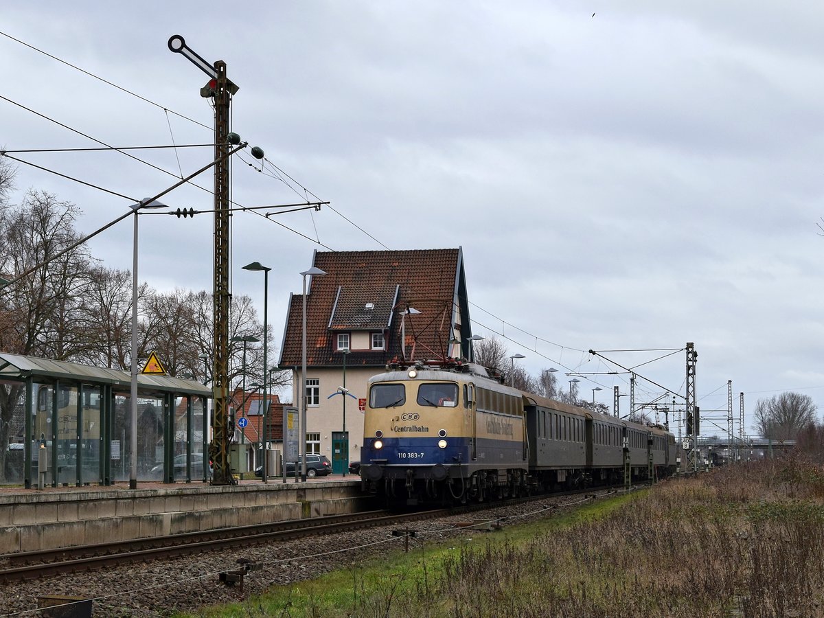 Centralbahn 110 383 und 110 278 am Zugschluss (beide ex DB) mit ehemaligen SBB-Wagen der Gattung AB4, vermietet an Keolis deutschland (Eurobahn), als RE 78 (93488) Nienburg (Weser) - Bielefeld Hbf im Bf Petershagen-Lahde am 09.01.19. Dieser Zug soll noch bis 11.01.19 im Regelverkehr von der Eurobahn auf der genannten Strecke eingesetzt werden.