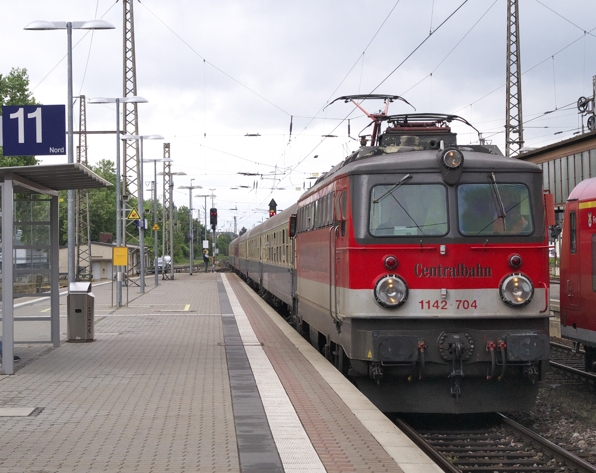 Centralbahn 1142 704 bringt den  Hetzerather  als Drehfahrt durch Trier Hbf.
Die Fahrgäste werden am Freitag mit den  Fun Express  nach Hetzerath gebracht und vom Bahnhof mit Bussen nach Leiwen ins Erlebniszentrum  Eurostrand  gefahren, dort wird zwei Tage abgefeiert und am Sonntag geht es wieder zurück in Richtung Ruhrgebiet und Norddeutschland. 13.05.2018