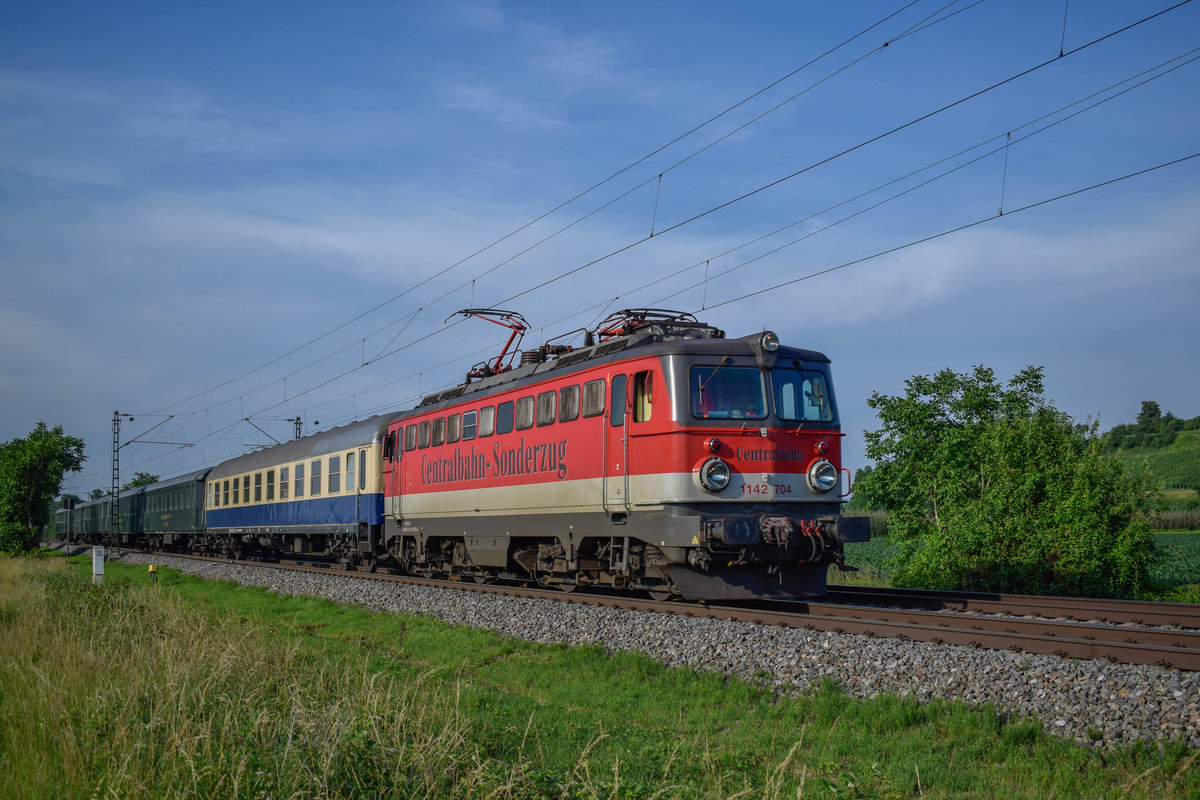 Centralbahn  1142 704 fährt am Abend des 05.06.2018 mit ein paar alten schweizer Wagen in Richtung deren eigentlichen Heimat. In Basel holt die Lok ein paar  neueN alte Wagen, dann fungieren die Wagen auf dem Foto als Bremswagen. Hier ist der Zug zwischen Buggingen und Müllheim (Baden), Grüße an den Tf für den Pfiff!