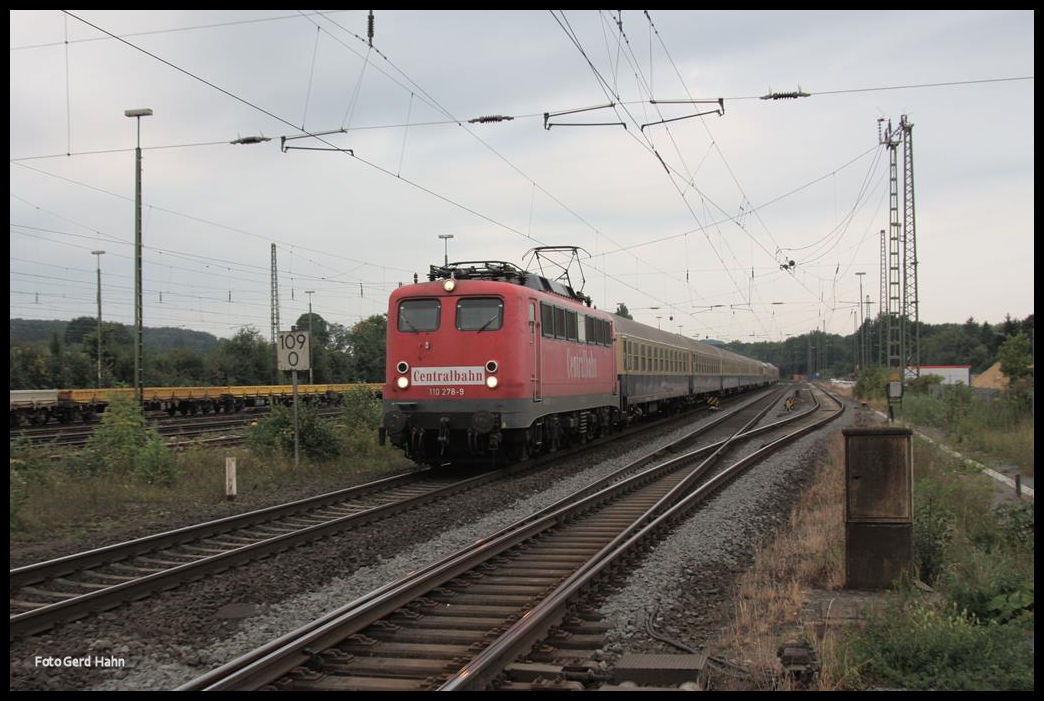 Centralbahn Lok 110278 war am 26.8.2017 mit dem Rheingold über die Rollbahn nach Sylt unterwegs. Um 7.53 Uhr fuhr der Zug hier durch den Bahnhof Hasbergen.