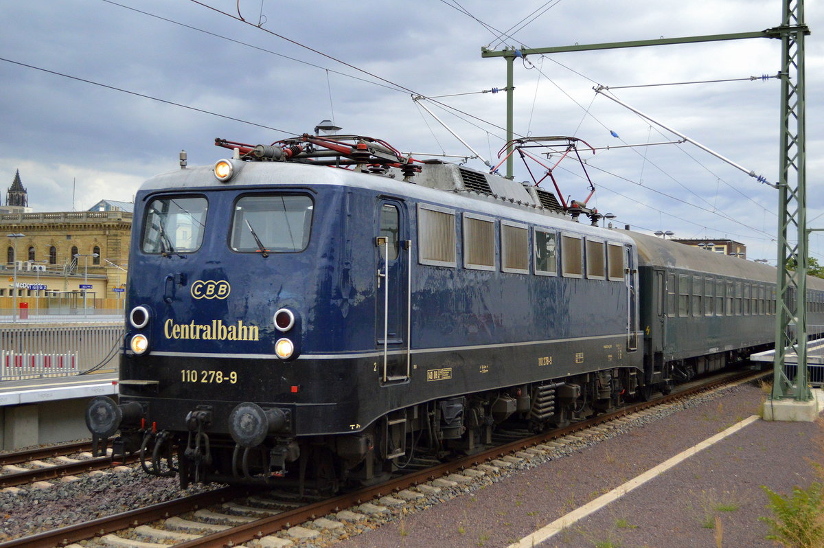 Centralbahn mit ihrer 110 278-9 und einem Sonderzug (Überführungsfahrt von Personenwagen nach Mönchengladbach) durch den Hauptbahnhof Magdeburg (ohne Halt) am 05.09.19