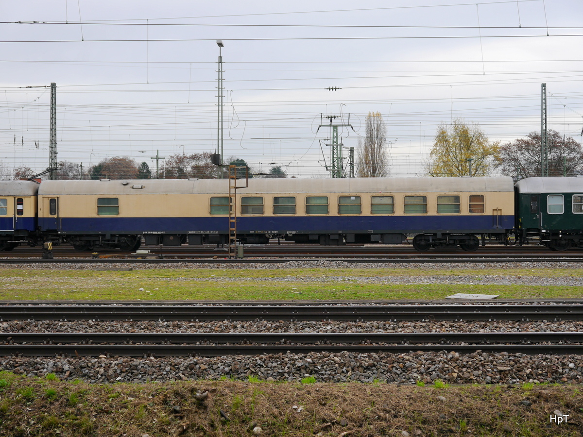 Centralbahn - Personenwagen  56 80 89-80 105-0 (ex DB) abgestellt im Bahnhofsareal von Basel Badischer Bahnhof Standort des Fotografen im Parkhaus gegenüber des Bahnhof am 23.11.2016
