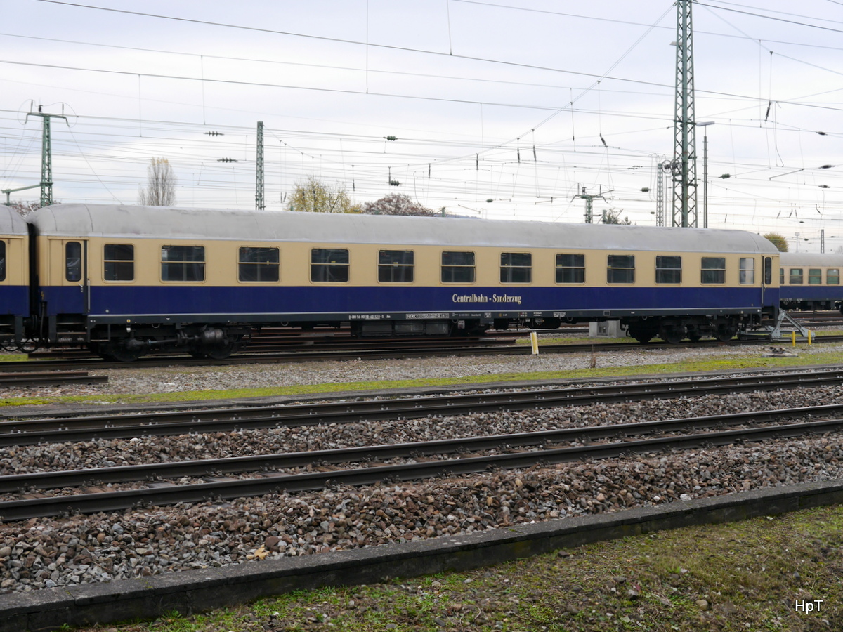 Centralbahn - Personenwagen  Am  56 80 10-40 128-5 (ex DB) abgestellt im Bahnhofsareal von Basel Badischer Bahnhof Standort des Fotografen im Parkhaus gegenüber des Bahnhof am 23.11.2016