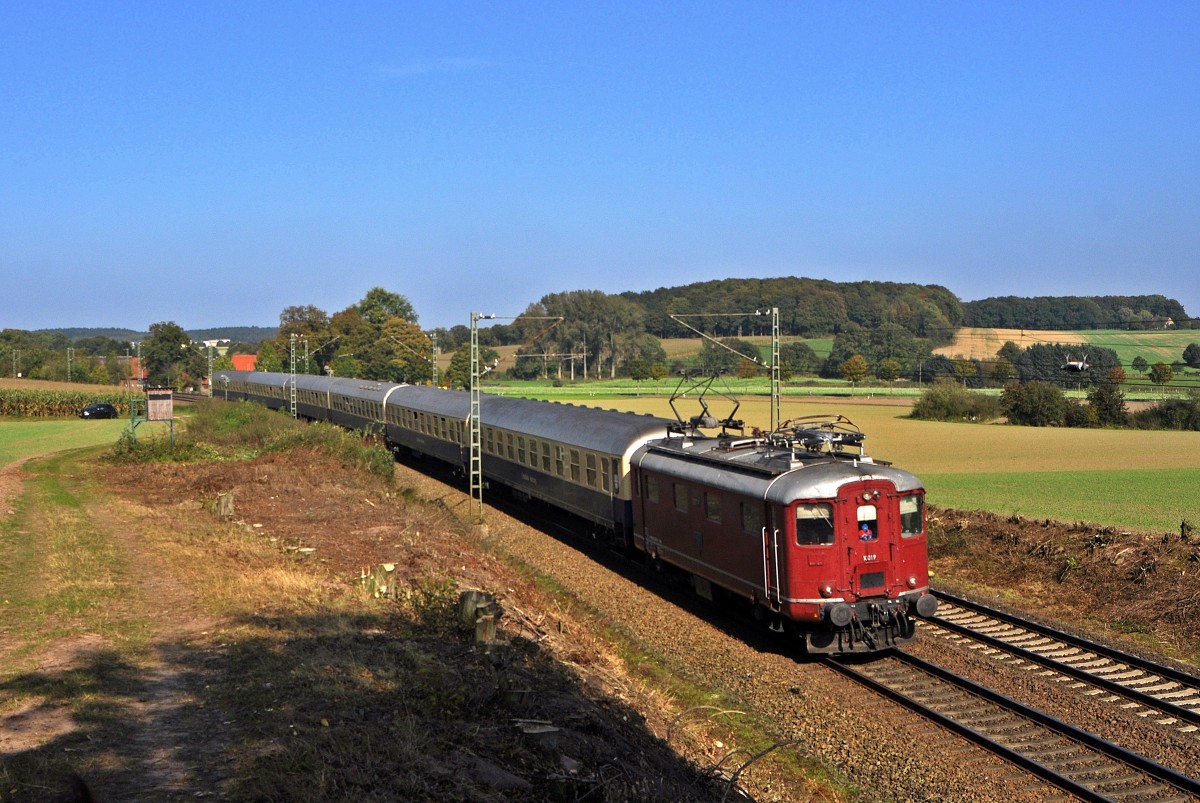 Centralbahn Re 4/4 I 10019 (ex SBB) mit Centralbahn-Sonderzug in Richtung Osnabrck (Vehrte, 04.10.14).