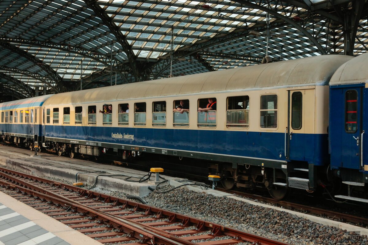 Centralbahn-Sonderzug Personenwagen in K�ln Hbf, September 2026.