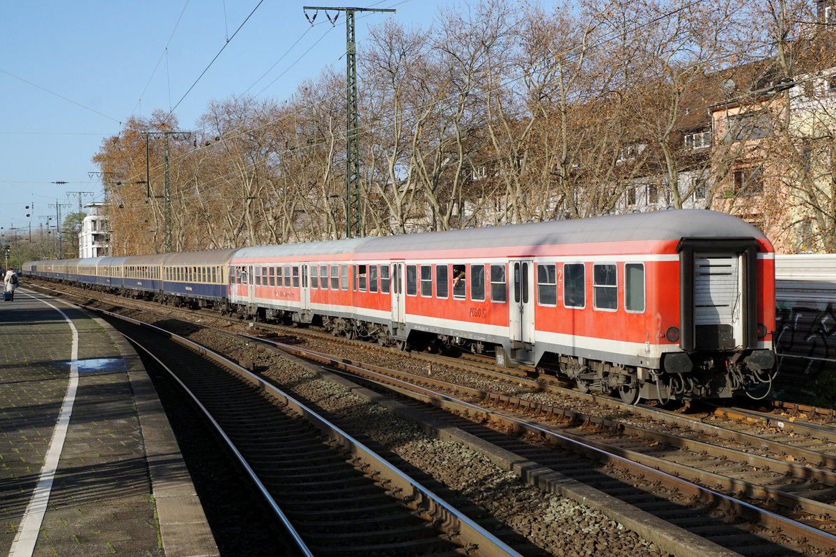 CENTRALBAHN.
Am 29. November 2019 passierten zur grossen Überraschung des Bahnfotografen aus der Schweiz innert wenigen Minuten zwei Sonderzüge der Centralbahn den Bahnhof Köln Süd. Bespannt waren sie mit der 1142 704 und der 185 611-11.
Foto: Walter Ruetsch