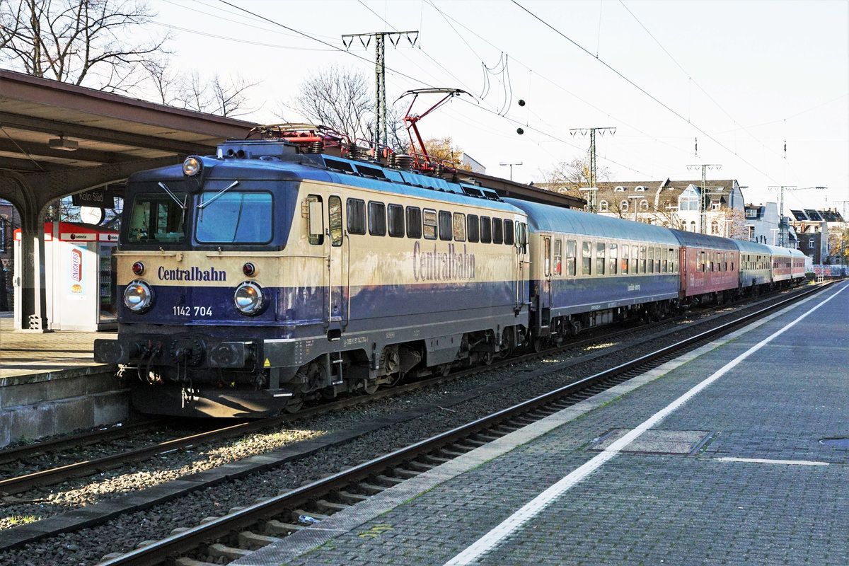 CENTRALBAHN.
Am 29. November 2019 passierten zur grossen Überraschung des Bahnfotografen aus der Schweiz innert wenigen Minuten zwei Sonderzüge der Centralbahn den Bahnhof Köln Süd. Bespannt waren sie mit der 1142 704 und der 185 611-11.
Foto: Walter Ruetsch
