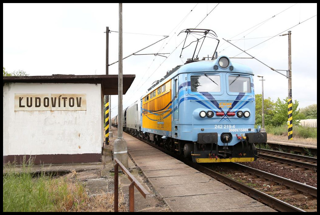 CER 242219-4 fährt hier am 16.5.2019 um 13.37 Uhr mit einem Kesselwagen Zug durch den Haltepunkt Ludovitov in Richtung Ungarn. Hinter der Lok läuft noch eine moderne E-Lok mit.