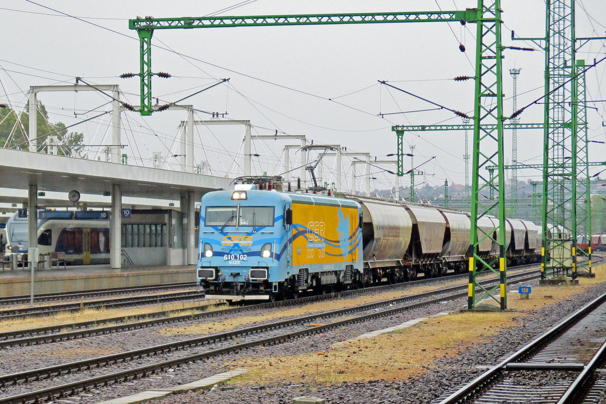 CER 610 102 mit Getreidezug trötzt den Regen am 21 September 2017 in Kelenföld. 