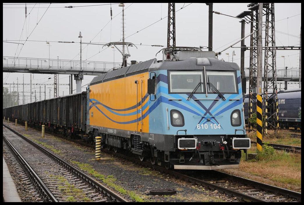 CER 610104 wartet mit einem Güterzug am 15.5.2019 im Grenzbahnhof Sturovo auf die Abfahrt nach Ungarn.