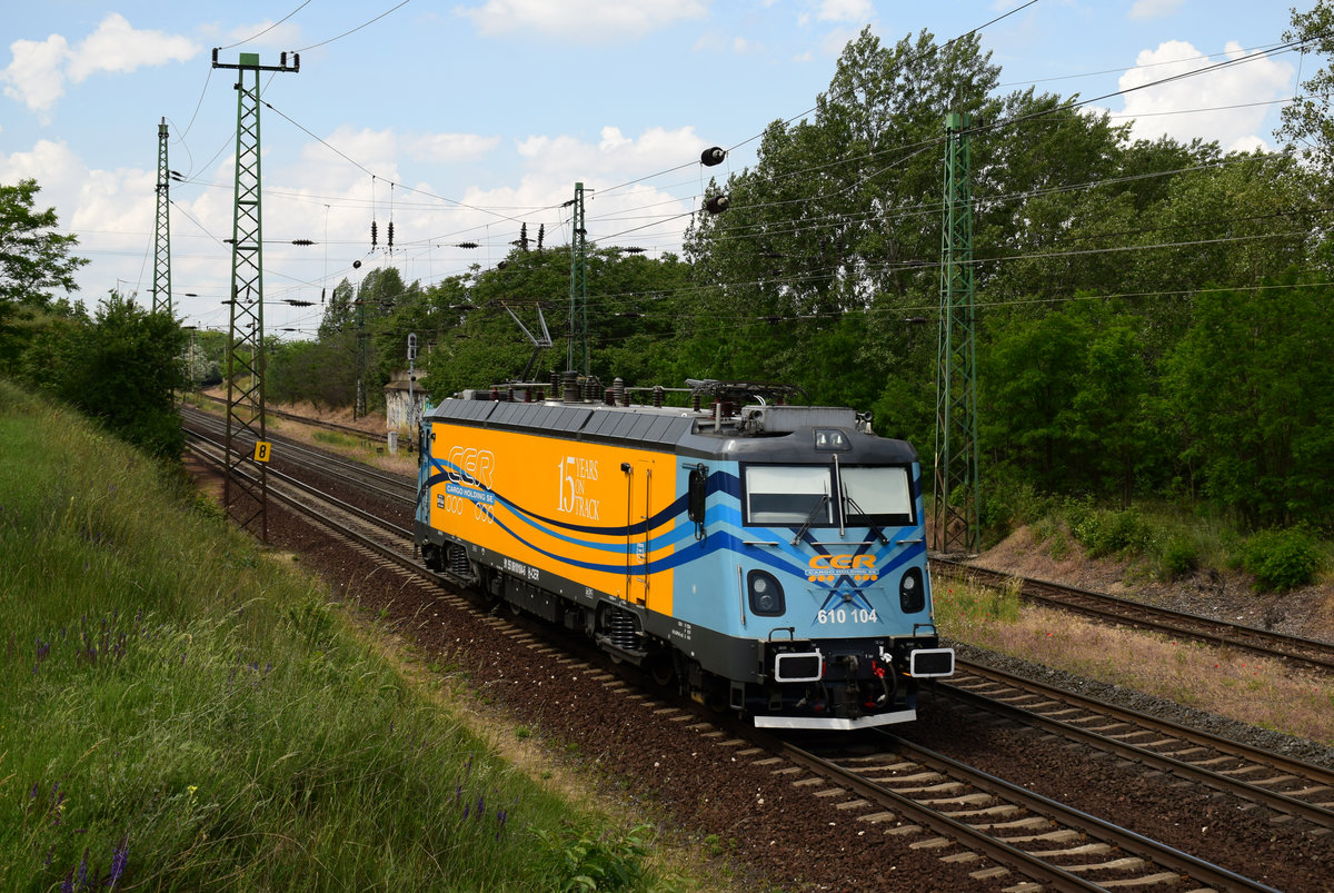 CER Cargo ist  15 years on Track  -15 Jahre auf den Schienen- 610 104 als Lokzug in Komárom.
07.06.2020. 