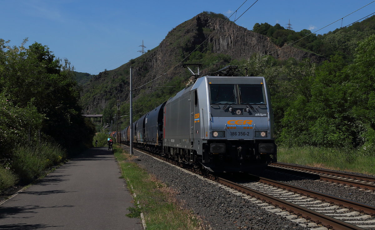 CER Slovakia a.s. mit 186 356 und Silowagenzug gen Süden bei Sebuzin. Aufgenommen am 02-06-19