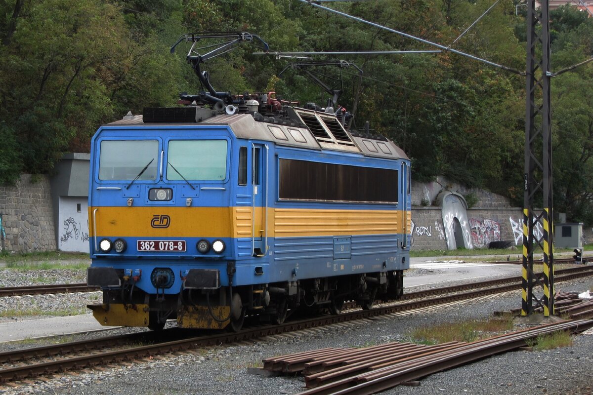 Ceske Drahy 362 078 hat seit 2017 die retrofraben zur�ck bekommen und steht am 21 September 2026 in Praha hl.n., wartend auf neue Aufgaben. Bevor der Eintritt des Najbrt-I und Najbrt-II Farbenspiel waren bei der CSD und CD Gleichstromelloks gr�n, Wechselstromelloks rot bzw.blutorange und Zweisystemelloks blau.