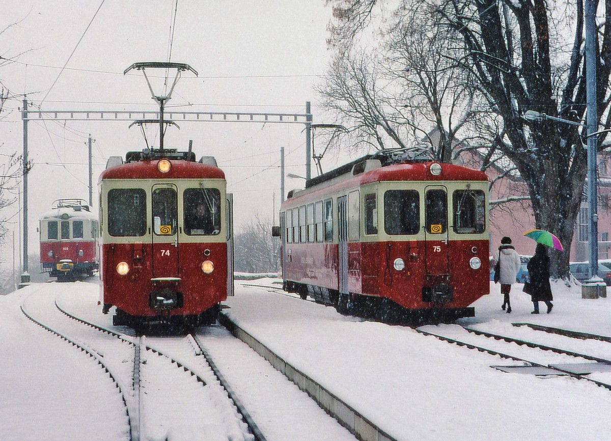 CEV: Seltene Begegnung. Nach der Inbetriebnahme der neuen Be 2/6 7001-7004 sowie der modernisierten BDeh 2/4 71 und 72 (neu Beh 2/4 71 bis 72) kommt es im normalen Betrieb eher selten zu Zugskreuzungen mit roten  Solo-Triebwagen . Noch im Dezember 2003 konnten in St-Légier-Gare die BDeh 2/4 74, 75 und der BDe 4/4 103 (in der Zwischenzeit bereits abgebrochen) auf einem Bild verewigt werden.
Foto: Walter Ruetsch    