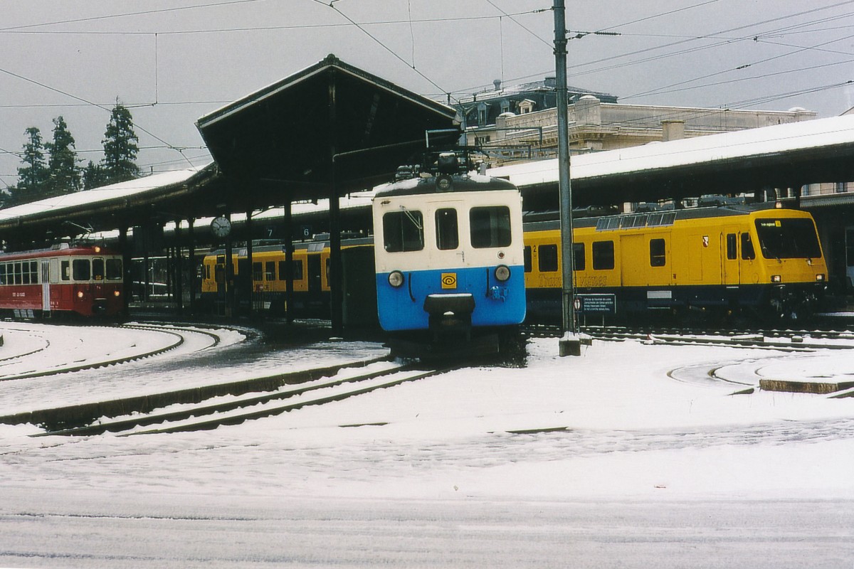 CEV/MOB/SBB: Bahnhof Vevey im Dezember 1997 bei sehr schlechter Witterung mit MOB Be 4/4 1002 (ex BA), CEV BDeh 2/4 74 und dem blau-gelbem RBDe 560 131  Train des vignes . Im Jahre 1997 wurde der MOB-Triebwagen planmässig im Regionalverkehr zwischen Vevey und Blonay eingesetzt.
Foto: Walter Ruetsch