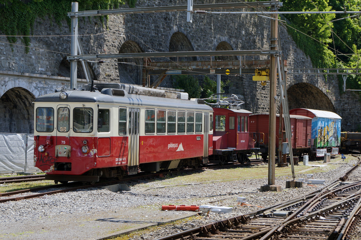 CEV/MVR: Von den schönen roten Zügen mit den BDeh 2/4 Triebwagen, die während vielen Jahren das Bild der CEV prägten, ist nur noch der verunfallte BDeh 2/4 75 dieser Baureihe übrig geblieben. Allein und verlassen habe ich ihn am 20. Mai 2017 in Vevey angetroffen.
Foto: Walter Ruetsch