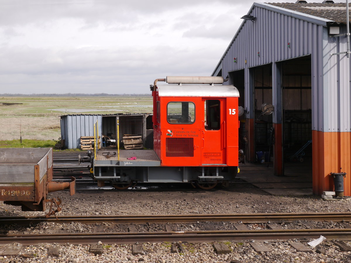 CFBS-15 Schienentraktor (ex RhB Tm2/2-15).
Die Chemin-de-Fer-de-la-Baie-de-Somme (CFBS) ist eine meterspurige Museumseisenbahn in Nordfrankreich an der Sommemündung in den Atlantik.
Saint-Valery-Canal Werkstatt-CFBS 
26.03.2016
