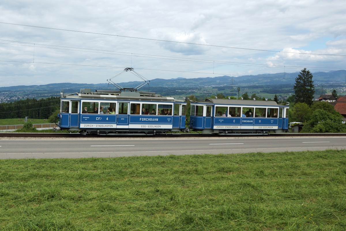 CFe 2/2 4 und C 11 fahren am 17.05.2014 von Neuhaus Richtung Scheuren.