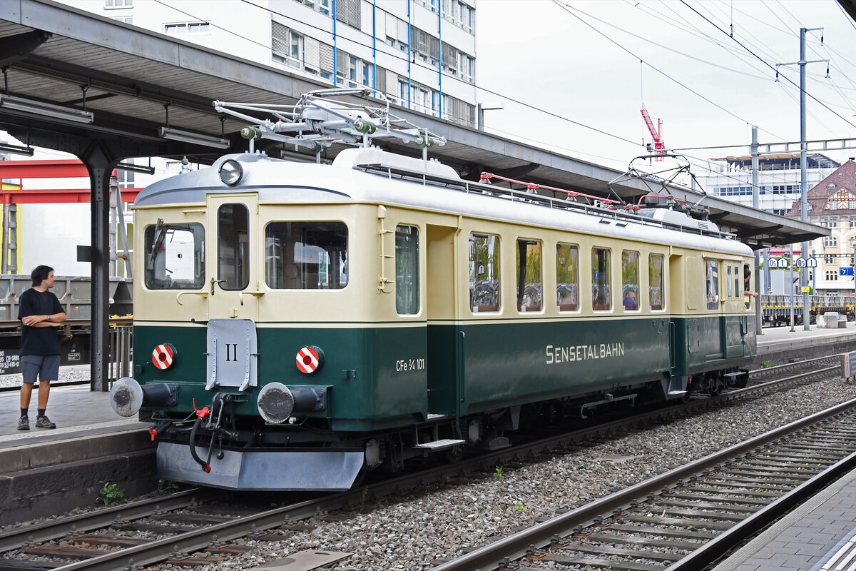 CFe 2/4 der Sensetalbahn wartet am 26.08.2023 beim Bahnhof Pratteln.