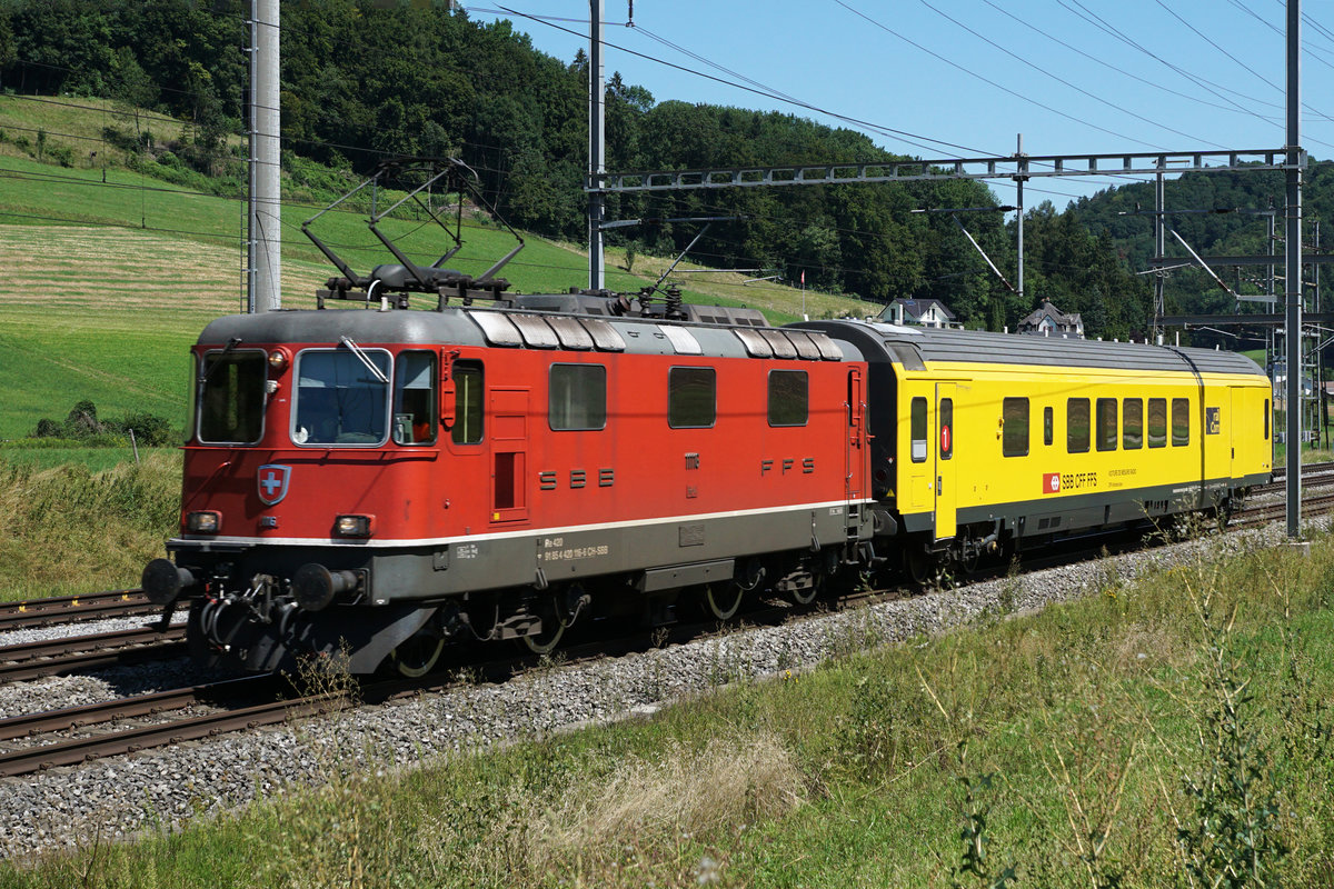 CFF Infrastructure.
Re 420 116-1 mit VOITURE MESURE RADIO bei Riedtwil am 11. August 2019.
Foto: Walter Ruetsch