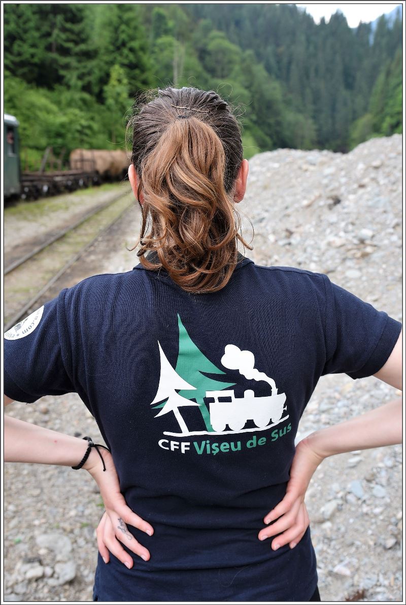  CFF Viseu de Sus  ziert die Rückseite der T-Shirts der weiblichen Angestellten der Wassertalbahn. (13.06.2017)