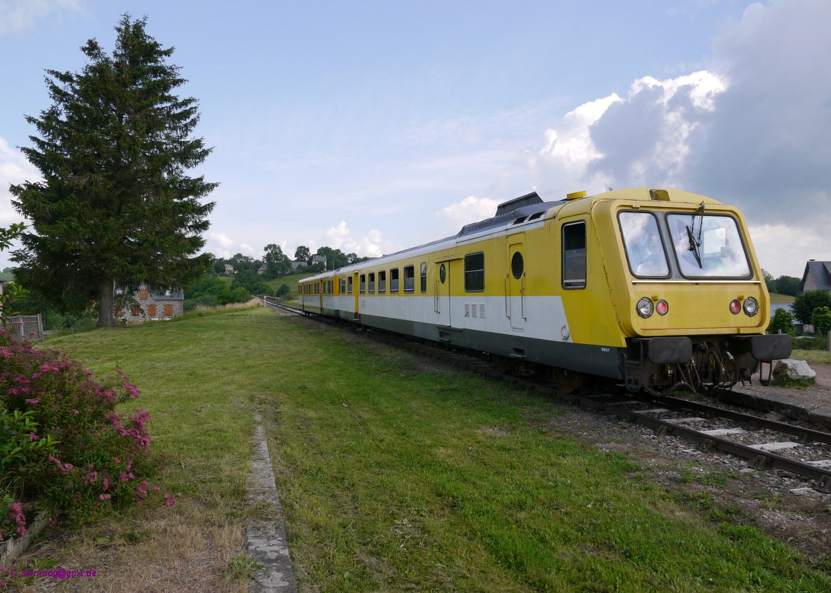 CFHA SNCF X2725+XR7725 (RGP1 - Rame à Grand Parcours, Fernverkehrszug 1-Motorig)

Nach den RGP2 stellte die SNCF mit den RGP1 in den Jahren 1955-1956 eine zweite Serie von Fernverkehrstriebwagen in Dienst. Die Ziffer zeigt hier nur, dass sie einmotorig sind.
Der RGP1 verfügte über einen 825PS (605kW) SACM-MGO Motor und hatte eine andere Frontgestaltung als der RGP2.
Einige RGP1 wurden anfangs sogar als TEE-Züge eingesetzt. In den 1980er Jahren wurden sie modernisiert und erhielt dabei die hier zu sehende Frontgestaltung.
Dieser einsatzfähige Triebzug ist immer noch Eigentum der SNCF, die ihn der CFHA (Chemins de Fer de la Haute Auvergne) zur Verfügung gestellt hat, die unter dem Namen Gentiane-Express Museumsverkehr zwischen Riom ès Montagnes und Lugarde anbietet.
Wir befinden uns hier auf einer ehemaligen PO-Strecke im Zentralmassiv, die auf ungefähr 1000m Höhe liegt.
2014-07-24  Lugarde-Marchastel