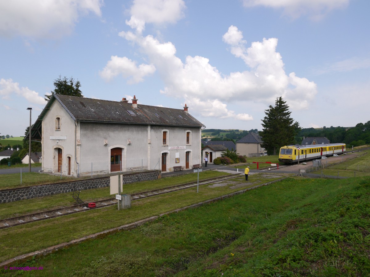 CFHA SNCF X2725+XR7725 (RGP1 - Rame à Grand Parcours, Fernverkehrszug 1-Motorig) im Bahnhof Lugarde-Marchastel.
Nach den RGP2 stellte die SNCF mit den RGP1 in den Jahren 1955-1956 eine zweite Serie von Fernverkehrstriebwagen in Dienst. Die Ziffer zeigt hier nur, dass sie einmotorig sind. Der RGP1 verfügte über einen 825PS (605kW) SACM-MGO Motor und hatte eine andere Frontgestaltung als der RGP2. Einige RGP1 wurden anfangs sogar als TEE-Züge eingesetzt. In den 1980er Jahren wurden sie modernisiert und erhielt dabei die hier zu sehende Frontgestaltung. Dieser einsatzfähige Triebzug ist immer noch Eigentum der SNCF, die ihn der CFHA (Chemins de Fer de la Haute Auvergne) zur Verfügung gestellt hat, die unter dem Namen Gentiane-Express Museumsverkehr zwischen Riom ès Montagnes und Lugarde anbietet. Wir befinden uns hier auf einer ehemaligen PO-Strecke im Zentralmassiv, die auf ungefähr 1000m Höhe liegt. 


2014-07-24 Lugarde-Marchastel