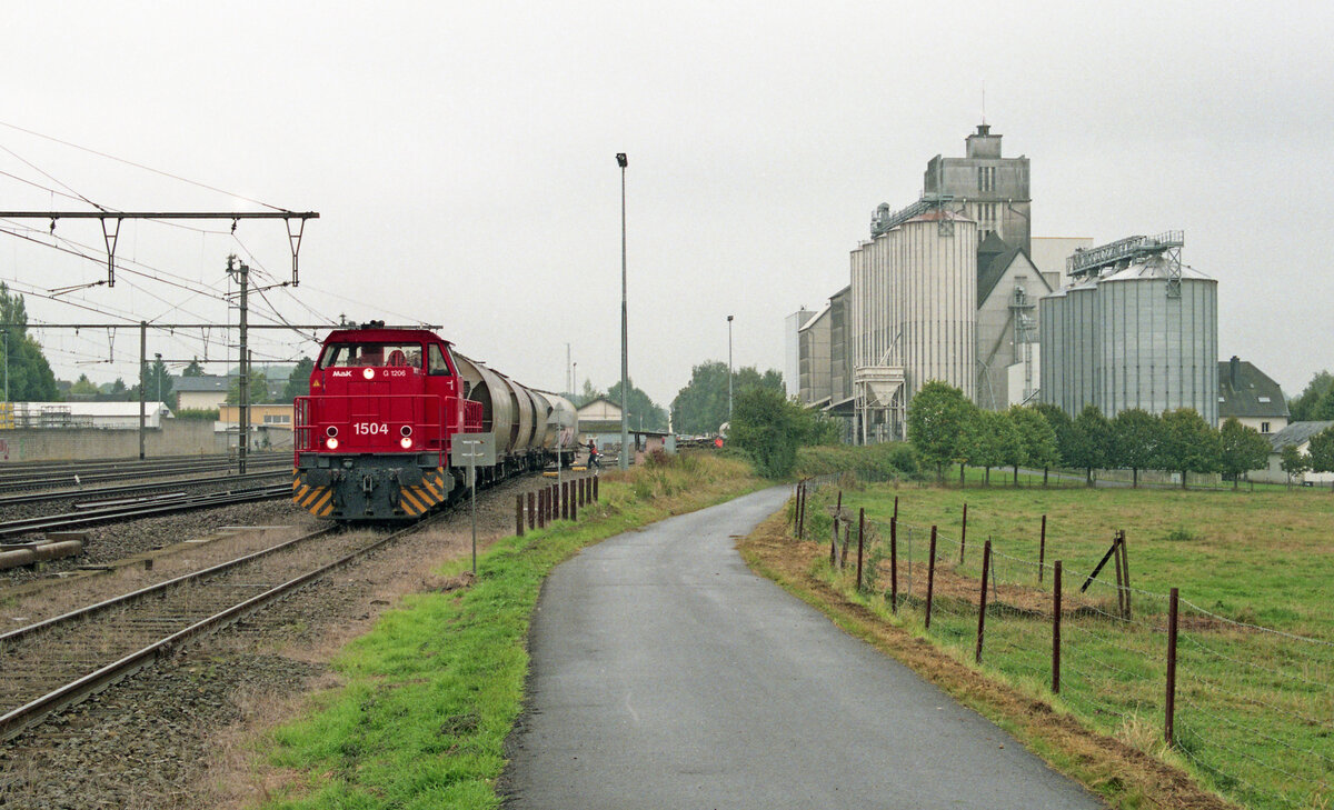 CFL 1504 rangiert einige Getreidewaggons zum Anschlussgleis  Moulins de Kleinbettingen , in  Kleinbettingen, am 10.09.2009, 11.15u. Scanbild 17478, Fuji S200. 